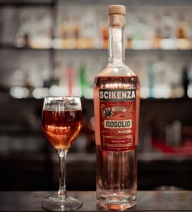 Liquore colore rosa al rosolio Scikenza per mixology