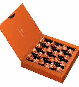 Elegante confezione di OF Carezze di Bonollo 1908, praline di cioccolato fondente con mousse agrumata al liquore OF Dorange, perfette per la Festa della Donna.