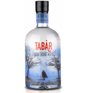 Bottiglia di Gin Tabar London Dry, un premium gin italiano con gradazione alcolica del 41%. Il design dell’etichetta raffigura una figura avvolta in un tabarro, immersa in un paesaggio nebbioso, evocando le origini modenesi del distillato.