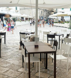 Tavoli autolivellanti per bar e ristoranti HoReCa in un dehors all’aperto con arredi contract Urbo Style, ideali per spazi esterni stabili e funzionali.