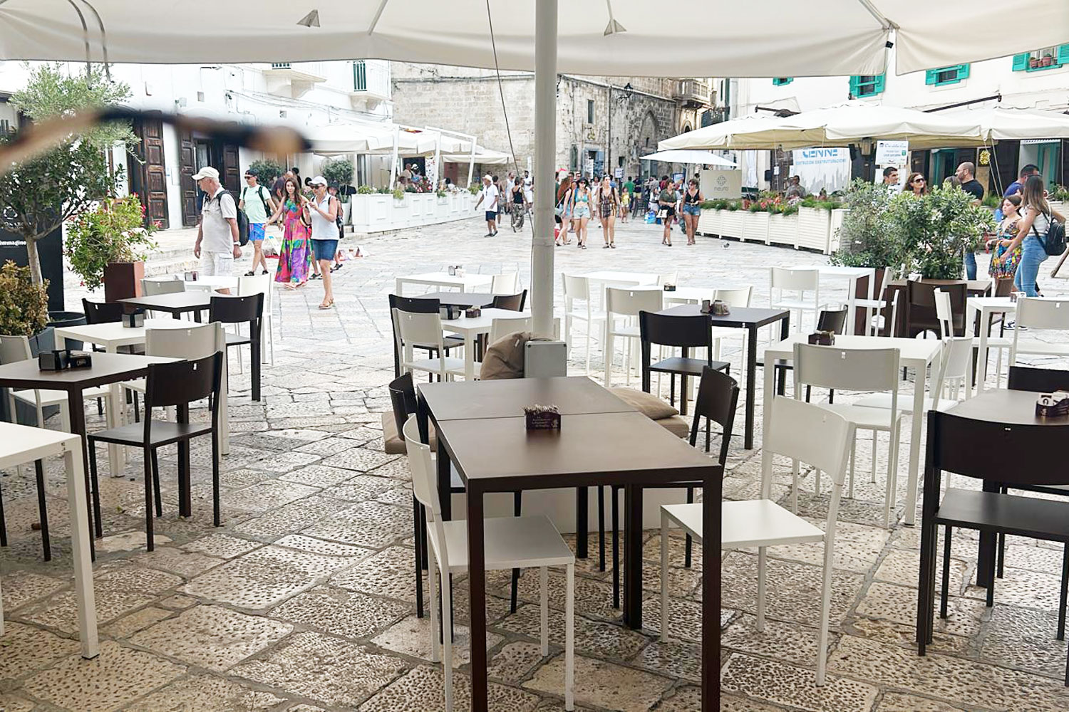 Tavoli autolivellanti per bar e ristoranti HoReCa in un dehors all’aperto con arredi contract Urbo Style, ideali per spazi esterni stabili e funzionali.